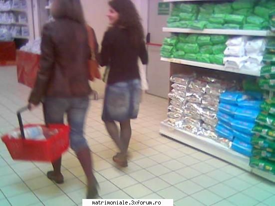 poze cu fete - prin metro la cumparaturi....lenevioare - Femei