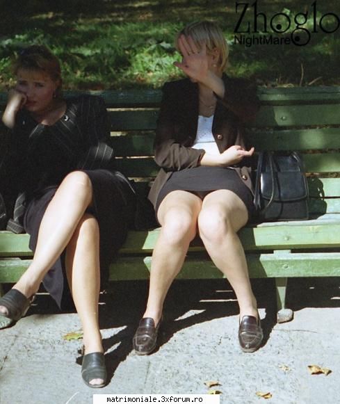 upskirt - pe banca in cismigiu - Femei