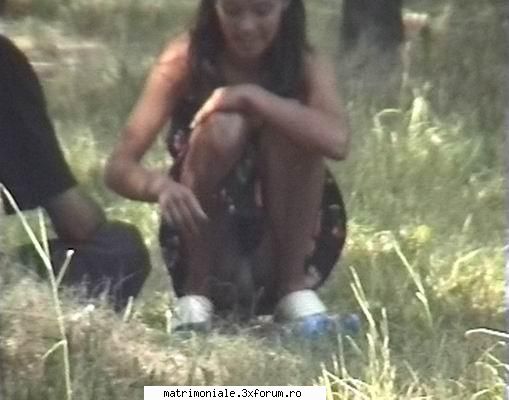 upskirt - la branesti la un gratar - Femei